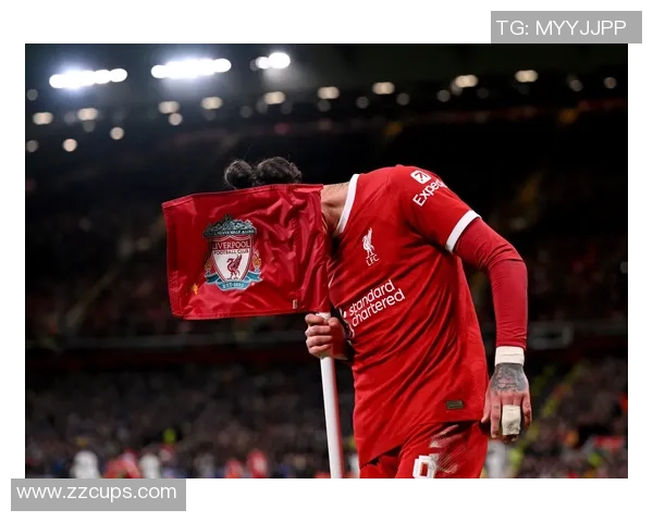 足球巨星赛场裤衩造型照引发球迷热议关注时尚与竞技结合