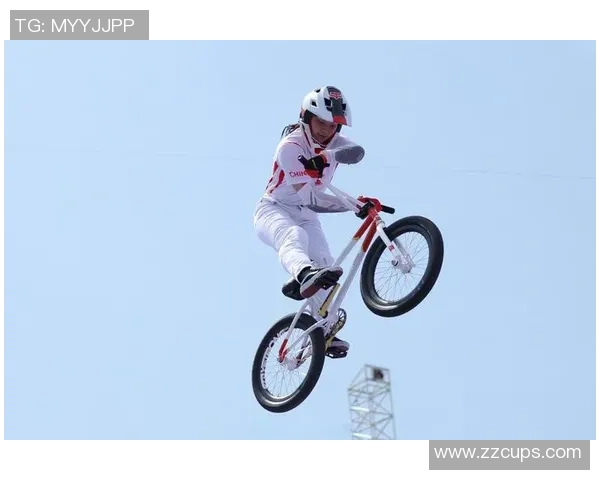 足球明星驾驶摩托车挑战极限速度勇敢驾驶背后的故事