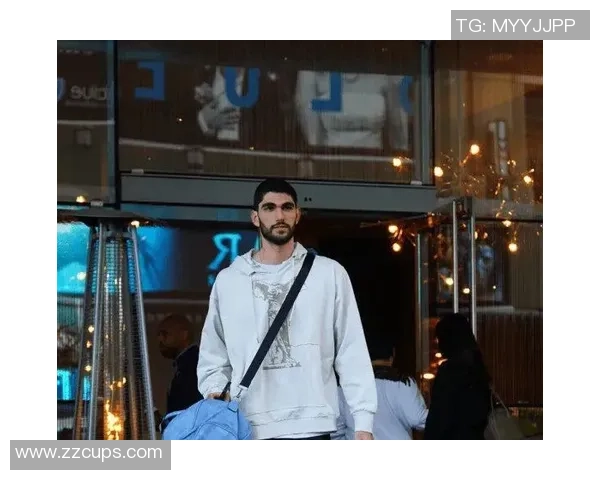 足球球星私下穿搭曝光 独特便装造型展现个性与风采